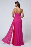 Vestido formal largo de tul sin tirantes de sirena fucsia con fajilla