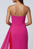 Vestido formal largo de tul sin tirantes de sirena fucsia con fajilla