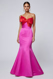 Vestido formal largo sin tirantes de sirena fucsia y rojo con lazo