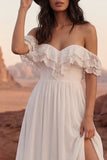 Sencillo vestido de novia largo de playa con hombro descubierto y marfil