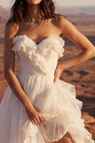 Vestido de novia de playa A Stripless A Line con volantes y volantes