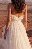 Vestido de novia de playa A Stripless A Line con volantes y volantes