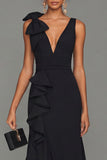 Vestido formal largo negro con escote en V y volantes y abertura