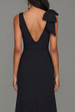 Vestido formal largo negro con escote en V y volantes y abertura
