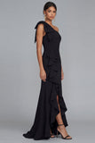 Vestido formal largo de funda negra con volantes y abertura de un solo hombro
