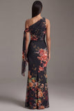 Vestido floral fruncido con cuello asimétrico y sirena