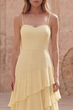 Vestido largo de dama de honor amarillo A Line con tirantes finos y volantes