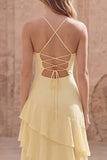 Vestido largo de dama de honor amarillo A Line con tirantes finos y volantes
