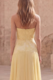 Vestido largo largo de graduación plisado y plisado sin tirantes amarillo floral A Line