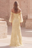 Vestido largo de graduación con letras amarillas de sirena y hombros descubiertos y mangas