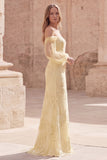 Vestido largo de graduación con letras amarillas de sirena y hombros descubiertos y mangas