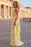 Vestido largo de graduación amarillo de un solo hombro bordado con flores de sirena y faja