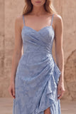 Vestido largo de invitado de boda azul polvoriento con abertura con volantes