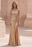 Vestido largo largo de graduación de sirena dorado brillante de un hombro fruncido con abertura