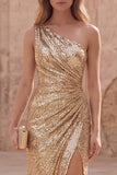 Vestido largo largo de graduación de sirena dorado brillante de un hombro fruncido con abertura