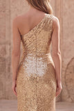 Vestido largo largo de graduación de sirena dorado brillante de un hombro fruncido con abertura