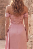 Vestido largo de graduación rosa de satén fruncido y largo de satén con abertura rosa en línea A