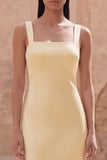 Vestido largo de satén sin mangas de tirantes amarillos finos