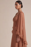 Vestido de invitado largo de boda marrón con escote en V y volantes con capa