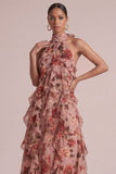 Vestido largo de invitado de boda con rodas rosas polvorientas con húmenes florales