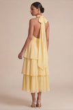 Vestido largo de invitado de boda con lazos con volantes amarillos y lazo.
