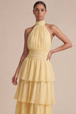 Vestido largo de invitado de boda con lazos con volantes amarillos y lazo.