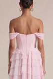 Vestido de invitado rosa con volantes de corsé rosa con volantes al descubierto