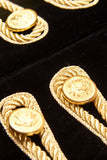 Chaqueta militar negra de cuello alto alto con cordón trenzado dorado y cruzado