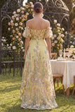 Vestido floral bordado en tul amarillo con línea A y mangas abolluchadas
