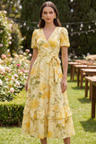 Mangas abonadas mantequillas amarillas con volantes. Una línea de vestidos midi florales con lazo