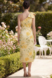 Vestido midi de un solo hombro con flores arrugadas amarillo mantequilla y abertura