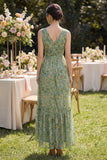 Vestido verde polvoriento de escote en V con escote alto y floral bajo con volantes