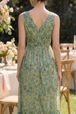 Vestido verde polvoriento de escote en V con escote alto y floral bajo con volantes