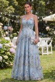 Vestido largo floral azul de tul con cuentas y fruncido