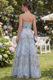 Vestido largo floral azul de tul con cuentas y fruncido