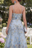 Vestido largo floral azul de tul con cuentas y fruncido