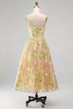 Corsé amarillo claro Bordado floral línea A Vestido de invitado Midi