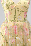 Corsé amarillo claro Bordado floral línea A Vestido de invitado Midi
