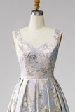 Vestido largo de jacquard azul grisáceo con escote en V, corte en A y diseño plisado