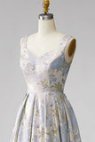 Vestido largo de jacquard azul grisáceo con escote en V, corte en A y diseño plisado