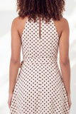 Vestido de graduación mini de graduación blanco con cuello de puntas negras y cuello halter con cinturón