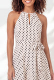Vestido de graduación mini de graduación blanco con cuello de puntas negras y cuello halter con cinturón