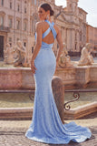 Vestido largo de graduación azul sirena con perlas, cuello halter y arrugado, con abalorios
