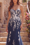 Vestido largo de graduación floral sirena azul marino con apliques