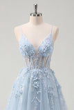 Vestido largo de graduación largo de fin, corsé transparente con contas y tirantes en línea A azul fina