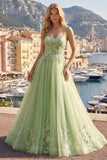 Vestido largo de graduación floral verde de tirantes finos con apliques