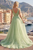 Vestido largo de graduación floral verde de tirantes finos con apliques