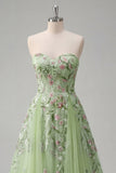 Vestido de graduación verde verde bordado con flores en línea A de tul