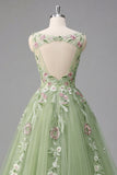 Vestido de graduación verde con escote bateau floral y aplicación de línea A