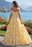 Vestido de graduación amarillo arrugado sobre los hombros A Línea larga de flores